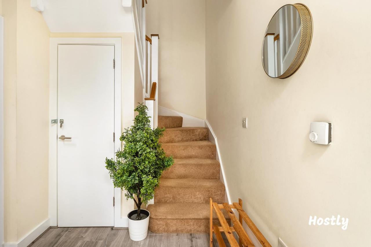Puffin Way - Comfortable, Spacious House With Parking Reading Exteriör bild